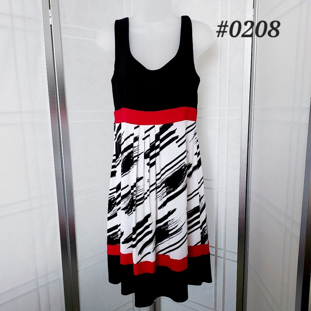 Scarlett sleeveless dress black, white pattern with red trim 🤍Size 10